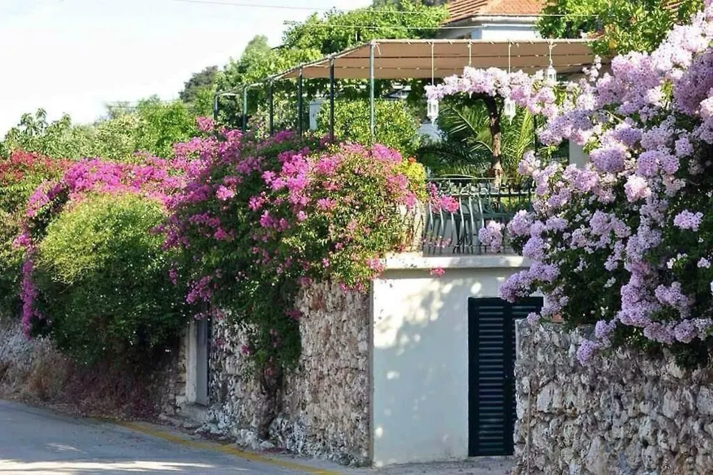 Konstantinas House, A Touch Of Nature & Sea Ferendinata Holiday home